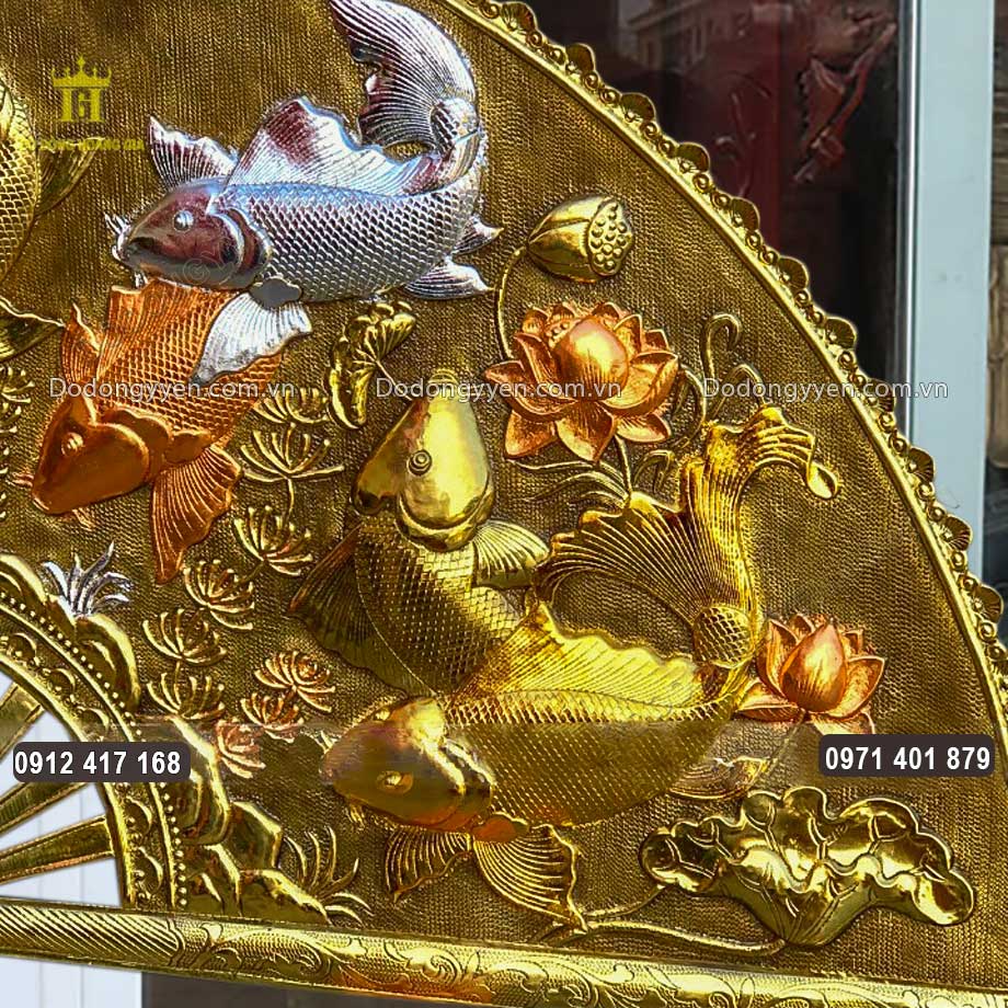 H&igrave;nh ảnh ch&iacute;n con c&aacute; ch&eacute;p trong đầm sen được chạm th&uacute;c sinh động, sắc n&eacute;t